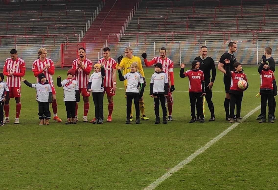 Wölfe auf dem Rasen der Alten Försterei